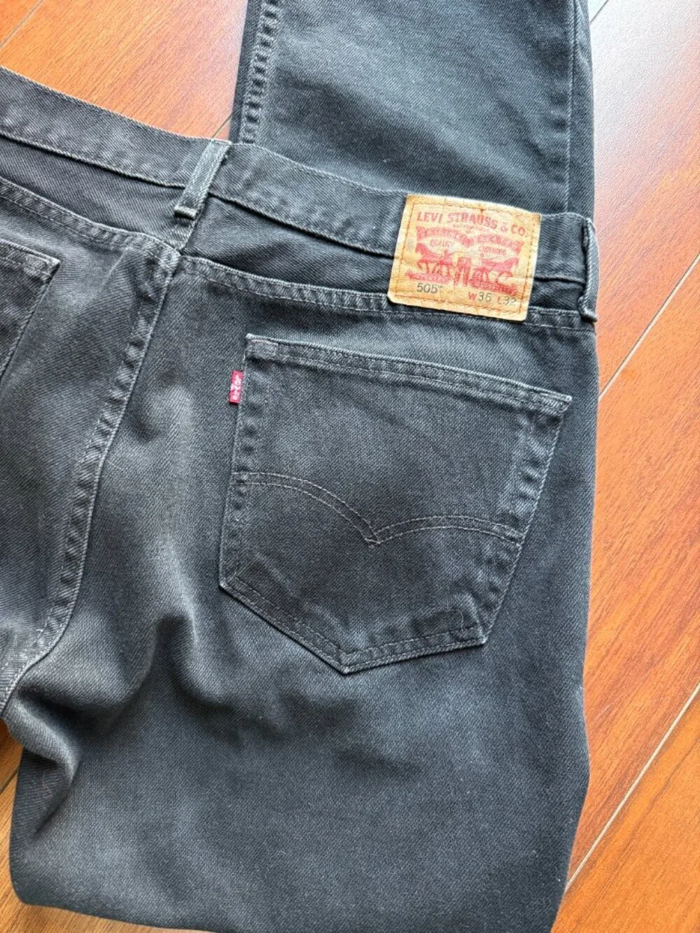 Levis Mens 505 jeans Size 36 x 32 classic straight leg in black